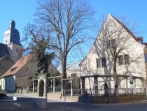 Geburtshaus Martin Luthers rechts und ehemalige Armenschule links