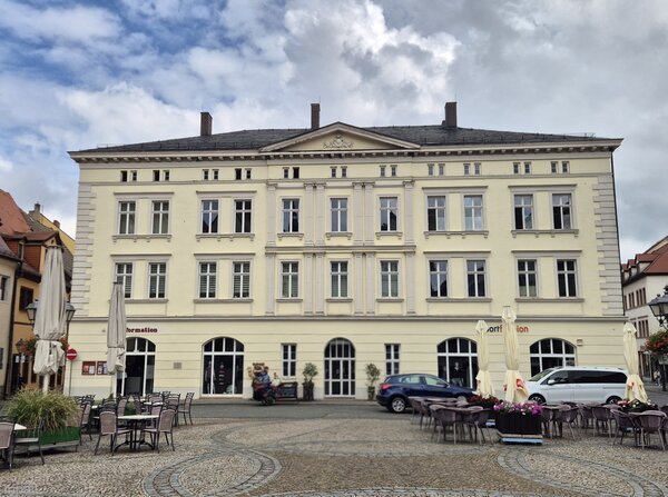 Bild vergrößern: Dreigeschossiger Bau an der Ostseite des Marktes.