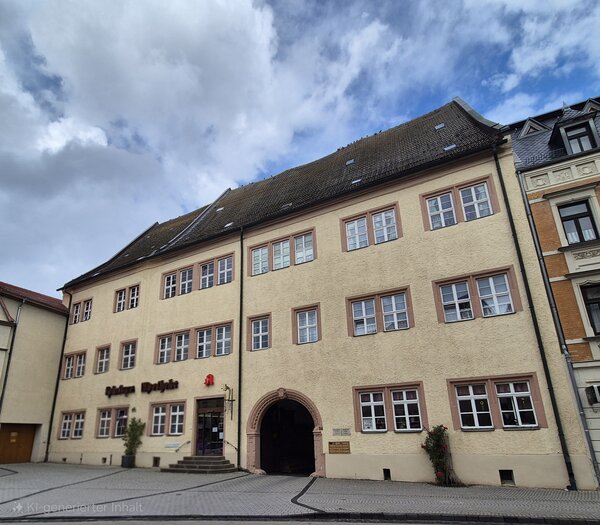 Bild vergrößern: Dreistöckiger Bau, in der Mitte  mit Toreinfahrt. Heute beherbegt das Gebäude die Mohrenapotheke.