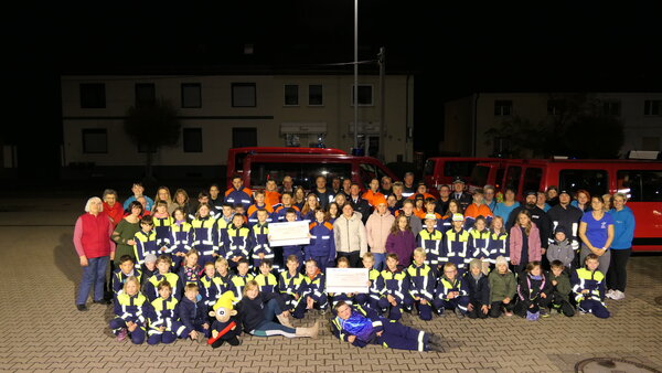 Vor dem Feuerwehrdepot der Freiwilligen Feuerwehr Helfta