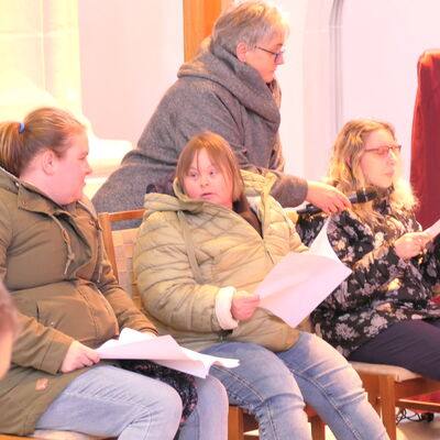 Bild vergr&ouml;&szlig;ern: Vorlesetag 2025 | Deborah, Christin und Kathrin sitzend (v.l.)