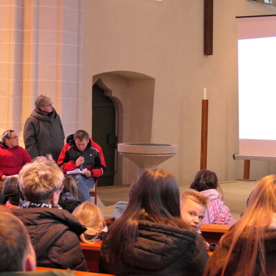 Bild vergr&ouml;&szlig;ern: Vorlesetag 2025 | Sabine und Kai sitzend (v.l.)