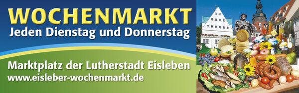 Ein farbiges Werbebanner f&uuml;r den Wochenmarkt in der Lutherstadt Eisleben. Es informiert, dass der Markt jeden Dienstag und Donnerstag auf dem Marktplatz stattfindet. Rechts sieht man ein Foto mit frischem Obst, Gem&uuml;se, Brot und regionalen Produkten vor der Eisleber historischen Stadtkulisse.