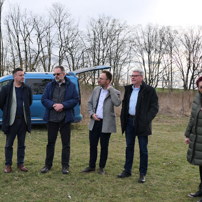 Bild vergr&ouml;&szlig;ern: Baumpflanzung in Burgsdorf