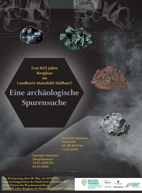 Bild vergr&ouml;&szlig;ern: Das Plakat ist dunkel gestaltet und zeigt mehrere arch&auml;ologische Funde und Mineralien, die vor einem Hintergrund aus rauchigen Strukturen und historischen Zeichnungen.