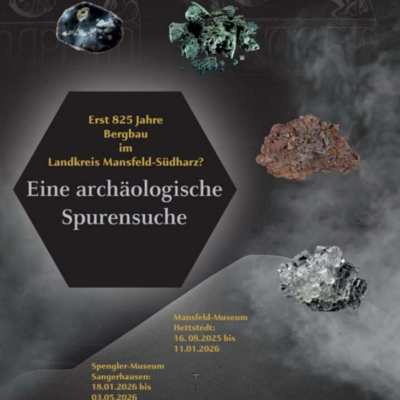 Das Plakat ist dunkel gestaltet und zeigt mehrere arch&auml;ologische Funde und Mineralien, die vor einem Hintergrund aus rauchigen Strukturen und historischen Zeichnungen.