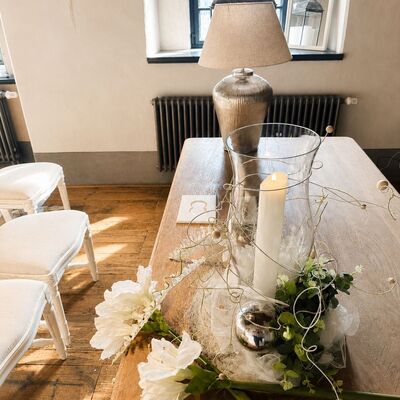 Bild vergr&ouml;&szlig;ern: Der stilvoll dekorierte Trautisch mit feinen floralen Akzenten und sanftem Kerzenlicht schaffen eine Atmosph�re voller zeitloser Eleganz und besonderer Momente.
