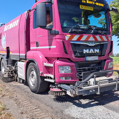 Bild vergr&ouml;&szlig;ern: L159 Hochleistungskehrmaschine