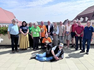 Ein Gruppenbild auf dem Altan des Eisleber Rathauses geh&ouml;rt bei einem Besuch einfach dazu