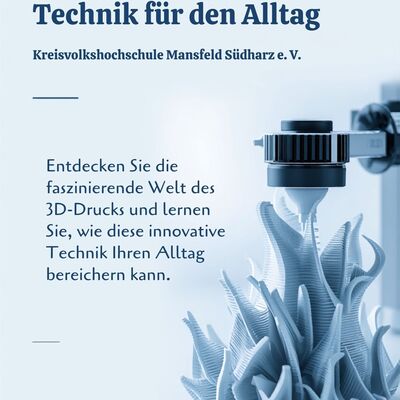 Das Bild zeigt ein Kursangebot der Kreisvolkshochschule Mansfeld-S&uuml;dharz e. V. f&uuml;r 3D-Druck-neue Technik f&uuml;r den Alltag. Hintergrund helles blau.
Die rechte untere H&auml;lfte zeigt eine detaillierte Grafik eines laufenden 3D-Druckprozesses. Zu sehen ist der Druckkopf (Extruder), der eine blaue, korallen- oder flammenartige Struktur schichtweise aufbaut.