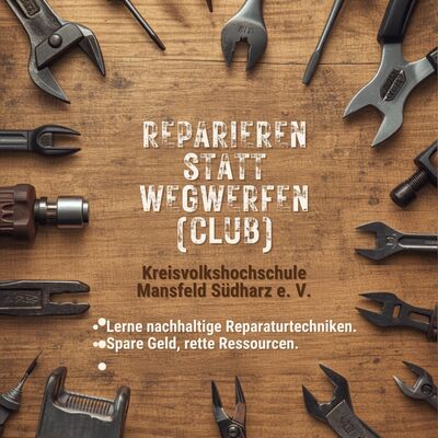 Das Bild zeigt ein Kursangebot der Kreisvolkshochschule - Reparieren statt wegwerfen (Club)
Hintergrund: Eine rustikale, helle Holzoberfl&auml;che aus vertikalen Planken.
Motive: Verschiedene Werkzeuge sind lose &uuml;ber die gesamte Fl&auml;che verstreut, darunter Schraubendreher, Maulschl&uuml;ssel, Zangen, eine Haarschneidemaschine und Feilen. Der Haupttitel ist in einer wei&szlig;en, leicht abgenutzten Stempelschrift gedruckt.