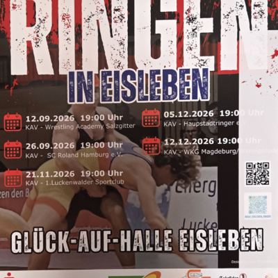 Das Bild zeigt ein Plakat f&uuml;r Ringer-Wettk&auml;mpfe in der Oberliga, die in der Gl&uuml;ck-Auf-Halle in Eisleben stattfinden.
Der obere Teil des Plakats ist in einem auff&auml;lligen, leicht abgenutzten Rot gestaltet. 
In gro&szlig;en, wei&szlig;en Buchstaben steht dort das Wort &raquo;RINGEN&laquo;, gefolgt von dem Schriftzug &raquo;IN EISLEBEN&laquo;. 
Darunter ist eine Fotografie zu sehen, die zwei Ringer mitten im Kampf zeigt.
Oben links befindet sich das Logo f&uuml;r &raquo;RINGEN OBERLIGA&laquo; mit der Silhouette eines Ringers. 
Oben rechts ist ein weiteres Logo abgebildet, das des KAV's.
Im mittleren Bereich sind f&uuml;nf Termine f&uuml;r das Jahr 2026 aufgelistet, jeweils mit einem kleinen roten Kalender-Icon versehen.
Sponsoren: Am unteren Rand sind verschiedene Logos von Sponsoren und Partnern aufgereiht, 
darunter die Sparkasse Mansfeld-S&uuml;dharz, die Stadtwerke Lutherstadt Eisleben und DigitalfotoVersand.
