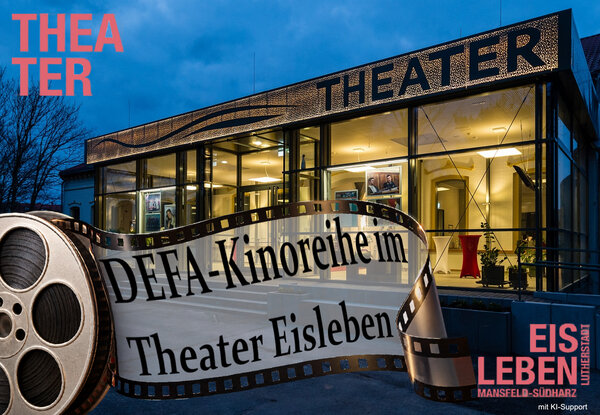 Das Bild zeigt das Theater Eisleben bei D&auml;mmerung mit seiner beleuchteten Glasfassade und dem Schriftzug &raquo;THEATER&laquo;. Im Vordergrund ist eine gro&szlig;e Filmrolle mit einem geschwungenen Filmstreifen zu sehen, auf dem &raquo;DEFA-Kinoreihe im Theater Eisleben&laquo; steht. Links oben und rechts unten erg&auml;nzen grafische Schriftz&uuml;ge die Gestaltung rund um das Thema Theater und Kino