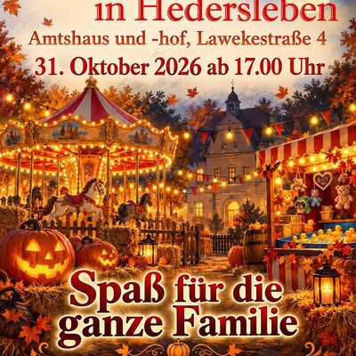 Das Bild zeigt ein farbenfrohes, herbstlich gestaltetes Veranstaltungsplakat f&uuml;r ein Halloween-Fest in Hedersleben
Die Illustration zeigt eine stimmungsvolle Jahrmarkt-Szene bei D&auml;mmerung. Im Mittelpunkt stehen ein 
beleuchtetes Kinderkarussell, Marktbuden, K&uuml;rbisse mit geschnitzten Gesichtern und herbstliche B&auml;ume 
vor einem historischen Geb&auml;ude (dem Amtshaus).
Mittig auf dem Bild wirbt der Schriftzug &raquo;Spa&szlig; f&uuml;r die ganze Familie&laquo;.