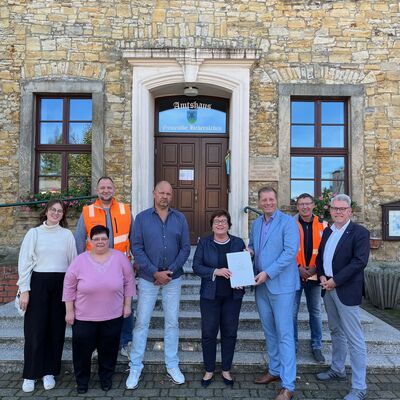 Bild vergr&ouml;&szlig;ern: Gruppenbild mit Petra Grimm-Benne (Mitte) und B�rgermeister Carsten Staub vor dem Amtshof in Hedersleben