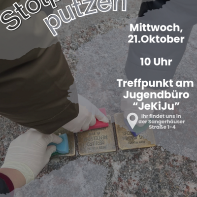 Ein Plakat mit der Aufschrift &raquo;Stolpersteine putzen&laquo;. Das Hintergrundfoto zeigt aus der Vogelperspektive drei Personen mit wei&szlig;en Einweghandschuhen, die mit kleinen Schw&auml;mmen drei im Boden eingelassene Stolpersteine aus Messing reinigen. Der Text auf der rechten Seite k&uuml;ndigt die Aktion f&uuml;r Mittwoch, den 21. Oktober um 10 Uhr am Jugendb&uuml;ro &raquo;JeKiJu&laquo; in der Sangerh&auml;user Stra&szlig;e 1-4 an. Unten links steht der Hinweis: &raquo;Danach gibt es Verpflegung f&uuml;r euch!&laquo;.