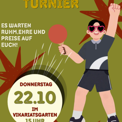 Ein olivgr&uuml;nes Veranstaltungsplakat f&uuml;r ein Tischtennis-Turnier. Rechts jubelt ein Comic-Junge mit einer herzf&ouml;rmigen Sonnenbrille und einem roten Tischtennisschl&auml;ger in der Hand. Links steht in einem gro&szlig;en, wei&szlig;en Kreis das Datum: Donnerstag, 22.10. um 15 Uhr im Vikariatsgarten. Ganz oben steht der gelbe Titel &raquo;TISCHTENNIS TURNIER&laquo;. Am unteren Rand wird das Jugendb&uuml;ro &raquo;JekiJu&laquo; in der Sangerh&auml;user Str. 1-4 als Veranstalter genannt.