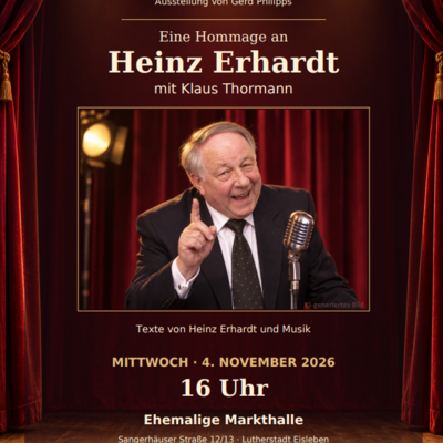 Es handelt sich um ein Veranstaltungsplakat f&uuml;r eine Finissage mit dem Titel "Gegen den Krach der Zeit", eine Hommage an Heinz Erhardt mit Klaus Thormann (Texte und Musik). Ein Mann im Anzug steht l&auml;chelnd auf einer Theaterb&uuml;hne mit roten Vorh&auml;ngen und hebt den rechten Zeigefinger. Vor ihm steht ein klassisches Vintage-Mikrofon, im Hintergrund ist ein B&uuml;hnenscheinwerfer zu sehen.