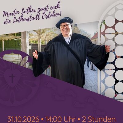 Ein digital gestaltetes Werbeplakat f&uuml;r eine Stadtf&uuml;hrung (&raquo;Reformationstour&laquo;) in der Lutherstadt Eisleben. Das Plakat nutzt eine diagonale Teilung: Die obere H&auml;lfte zeigt ein Foto vor hellem Hintergrund, die untere H&auml;lfte ist lila mit orangefarbenem und wei&szlig;em Text.
In der Mitte steht ein l&auml;chelnder Mann mittleren Alters mit Brille. Er ist als Martin Luther verkleidet, tr&auml;gt eine traditionelle schwarze Gelehrtenrobe (Schaube) und ein schwarzes Barett. Er breitet einladend die Arme aus.
Im Hintergrund ist eine hellgraue Tor- oder Fensterstruktur mit runden Aussparungen zu sehen.
Auf der lila Fl&auml;che sind dezent im Hintergrund das Lutherrose-Symbol (Kreuz in einem Herz innerhalb einer Bl&uuml;te) sowie eine Spur von Fu&szlig;abdr&uuml;cken abgebildet.