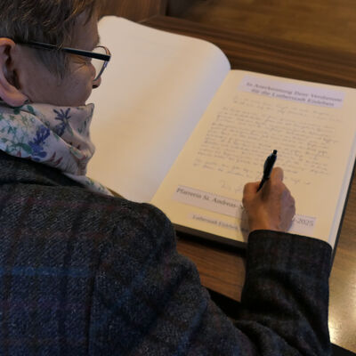 Bild vergr&ouml;&szlig;ern: Hellmich_Unterschrift GB