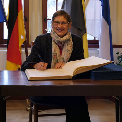 Bild vergr&ouml;&szlig;ern: Hellmich_Unterschrift_GB hoch