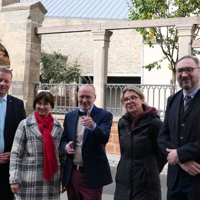 Bild vergr&ouml;&szlig;ern: Es zeigt die Herr Staub, Frau G�rlich, Herr Dr. M�ller, Frau Dr. Tietz und Herr Gutjahr. von links nach rechts
Es sind die Personen die bei der Pr�sentation das Wort ergriffen haben.