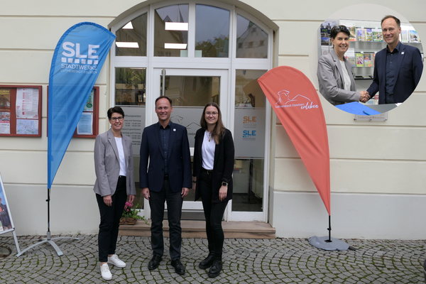 Carola Schmidt, Ronny Strebe und Louisa Mahrenholz (Leiterin der Tourist-Information) v.l..